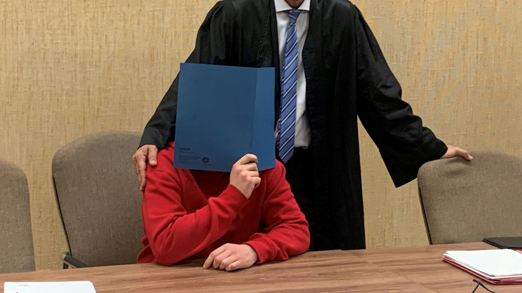 Geschützt hinter einem Aktenordner: Der wegen Totschlags angeklagte 20-Jährige mit seinem Anwalt Ingo Lindemann.