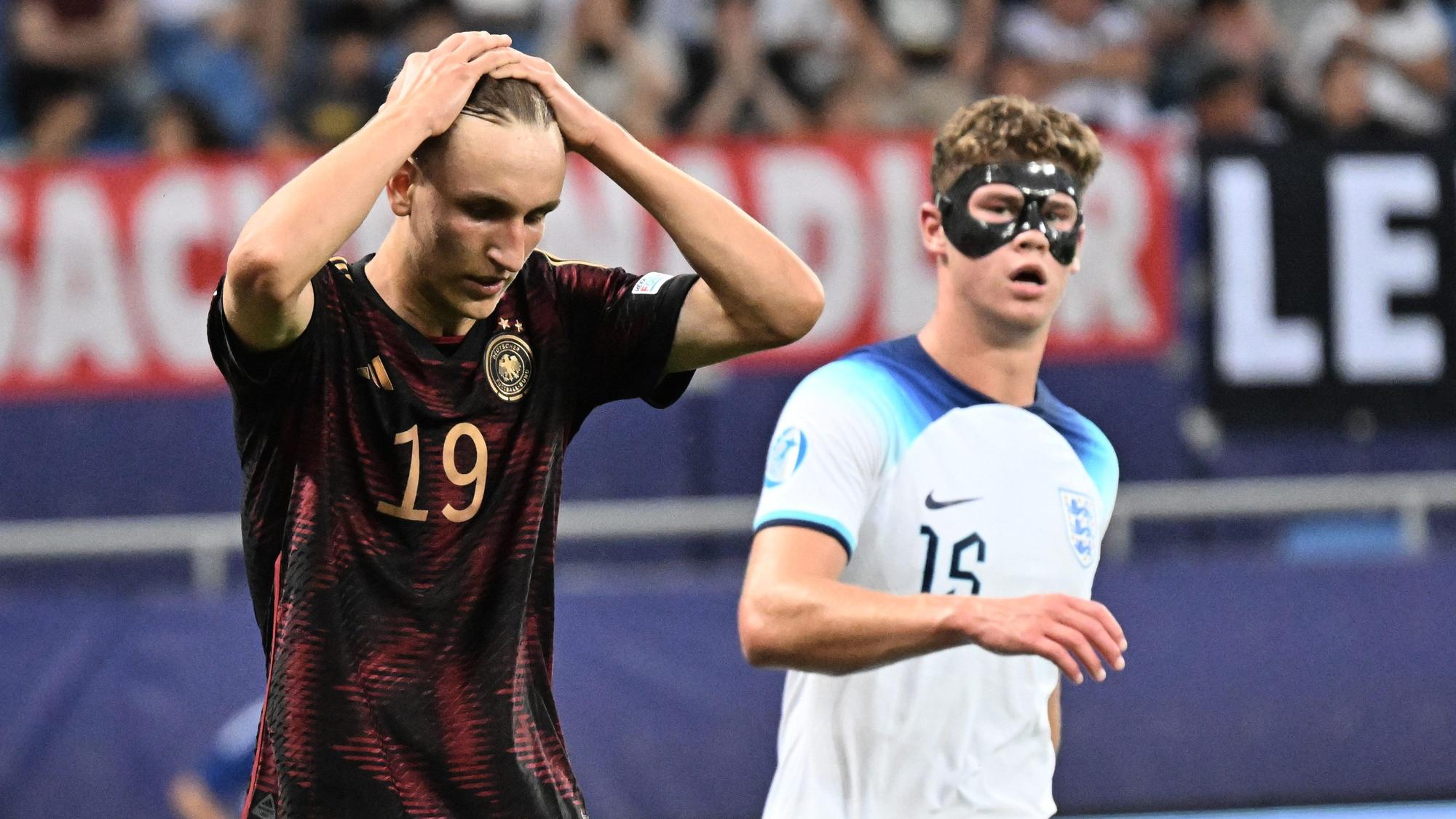 Deutschlands Nelson Weiper (l) rauft sich die Haare während Englands Charlie Cresswell hinter ihm läuft.