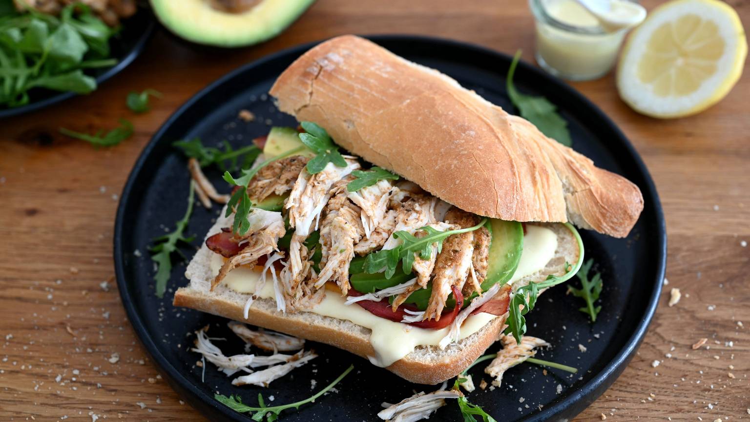 Das Hähnchen fürs Ciabatta wird mariniert, gegrillt, gezupft und dann zwischen Cheddar, Bacon, Avocado und Rucola gestapelt.