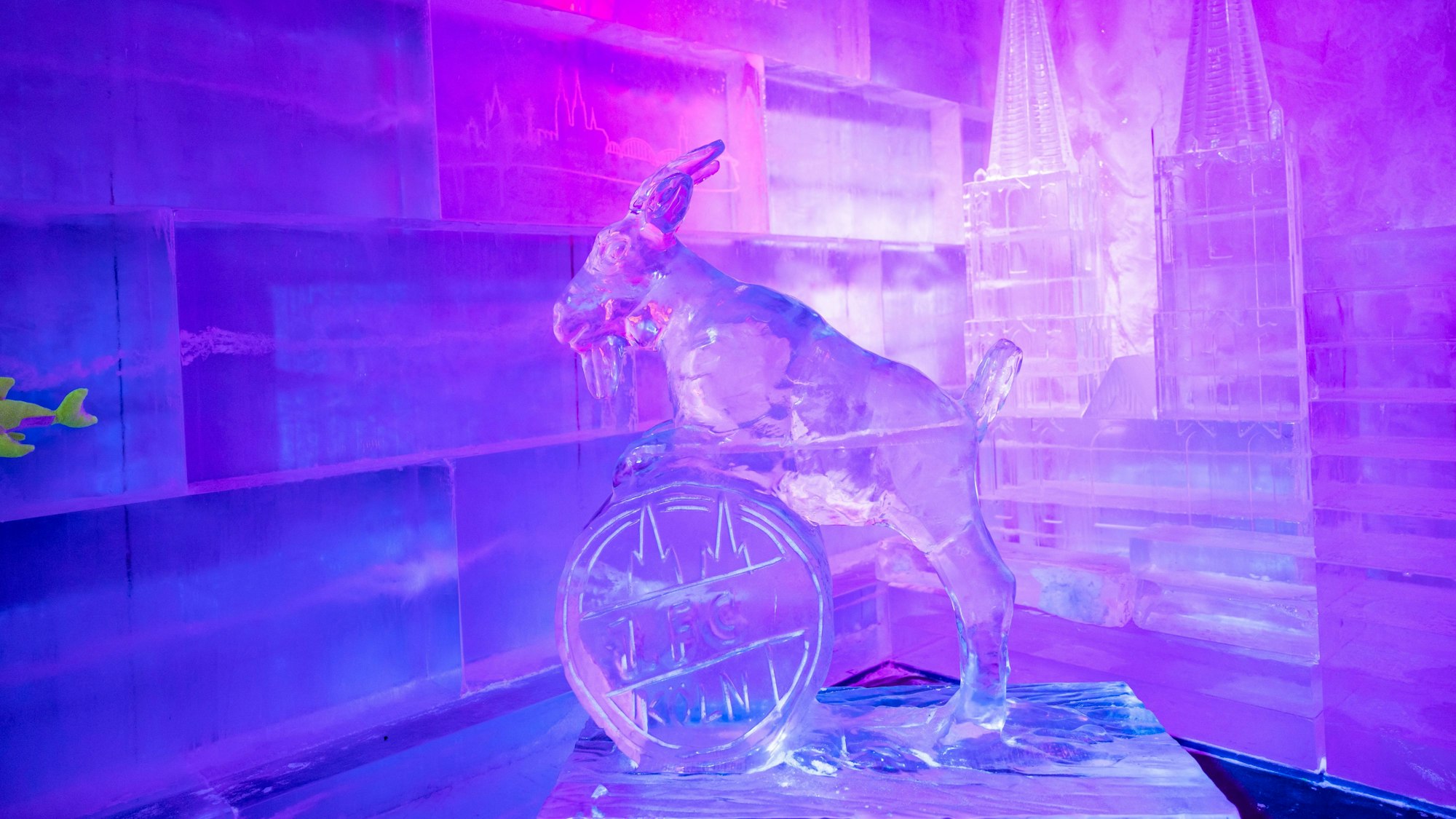 Hennes, das Maskottchen des 1. FC Köln, und der Kölner Dom aus Eis sind die Hingucker in der Ice Bar in Köln.