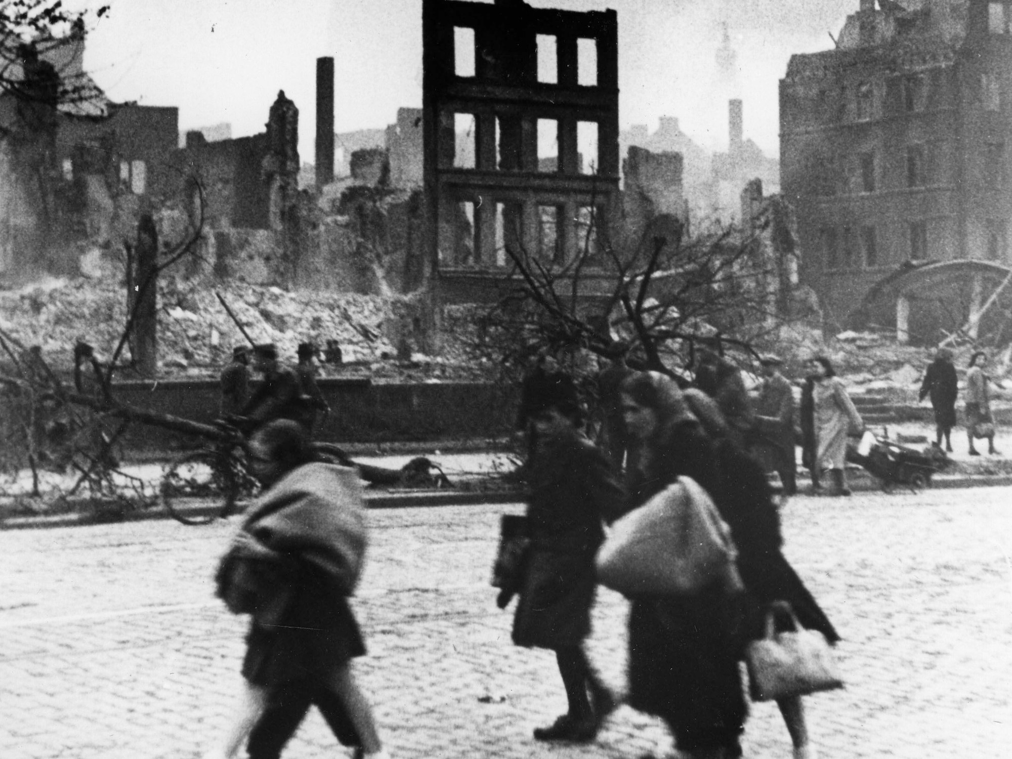 29.06.1943 Rheinuferstrasse am Morgen nach dem Peter-und-Paul-Angriff auf Köln.