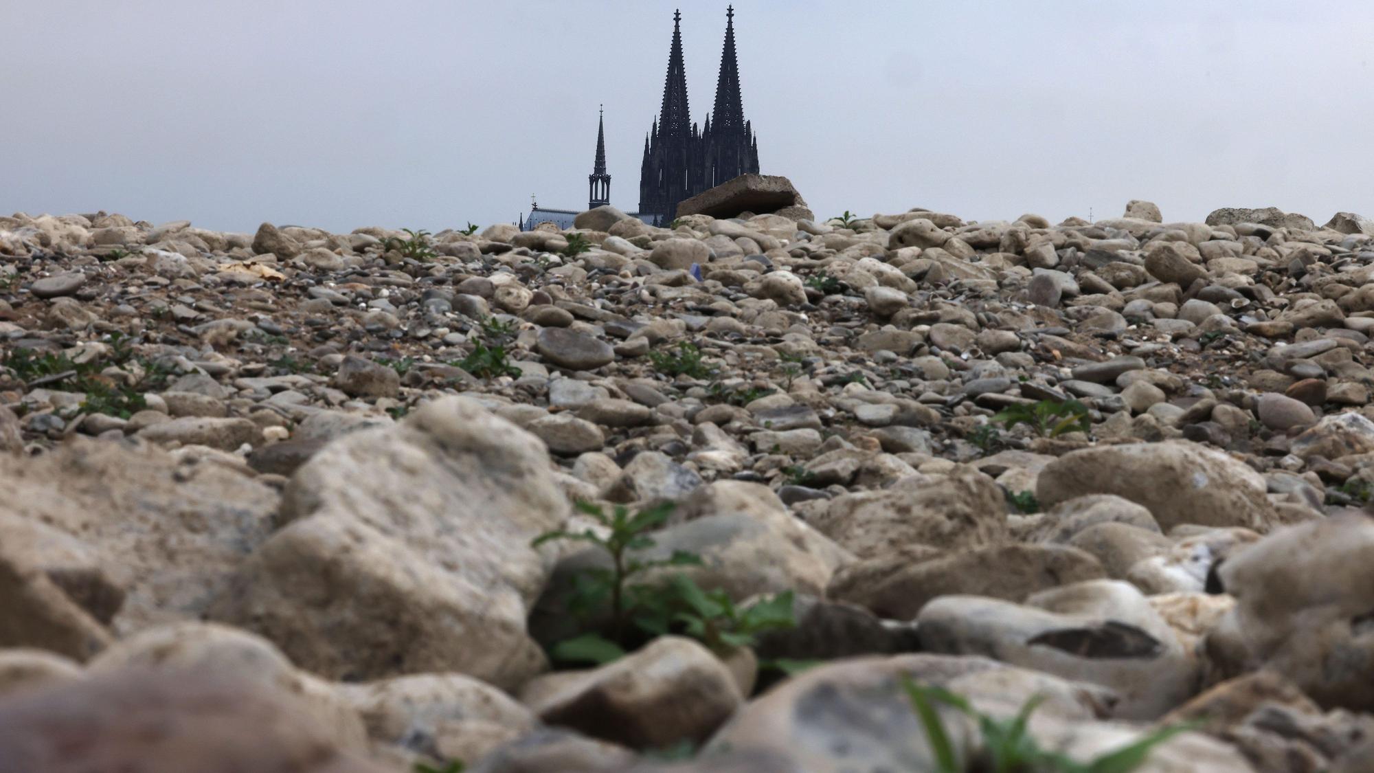 Der Wasserspiegel des Glaubens sinkt: Das teilweise ausgetrocknete Flussbett des Rheins vor dem Kölner Dom, August 2022.