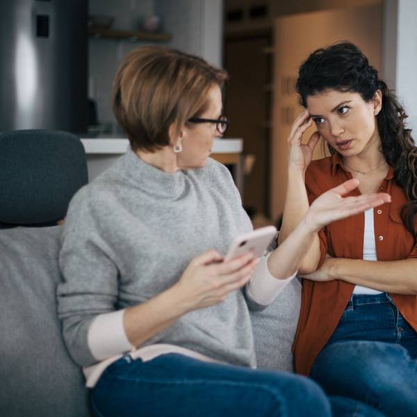 Junge Frau streitet mit ihrer Mutter.