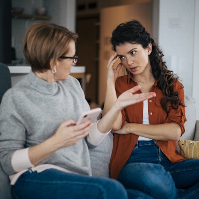 Junge Frau streitet mit ihrer Mutter.
