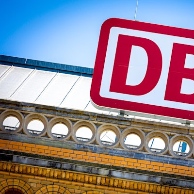 Das Logo der Deutschen Bahn am Hauptbahnhof.