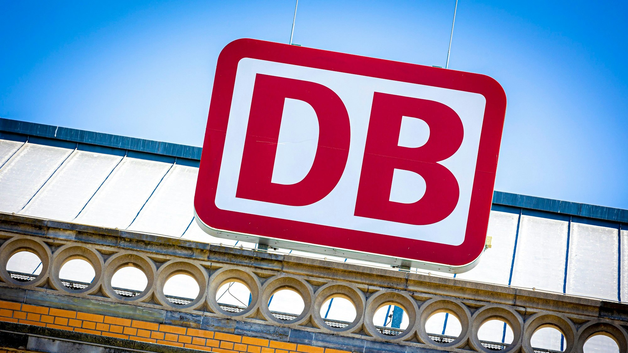 Das Logo der Deutschen Bahn am Hauptbahnhof.