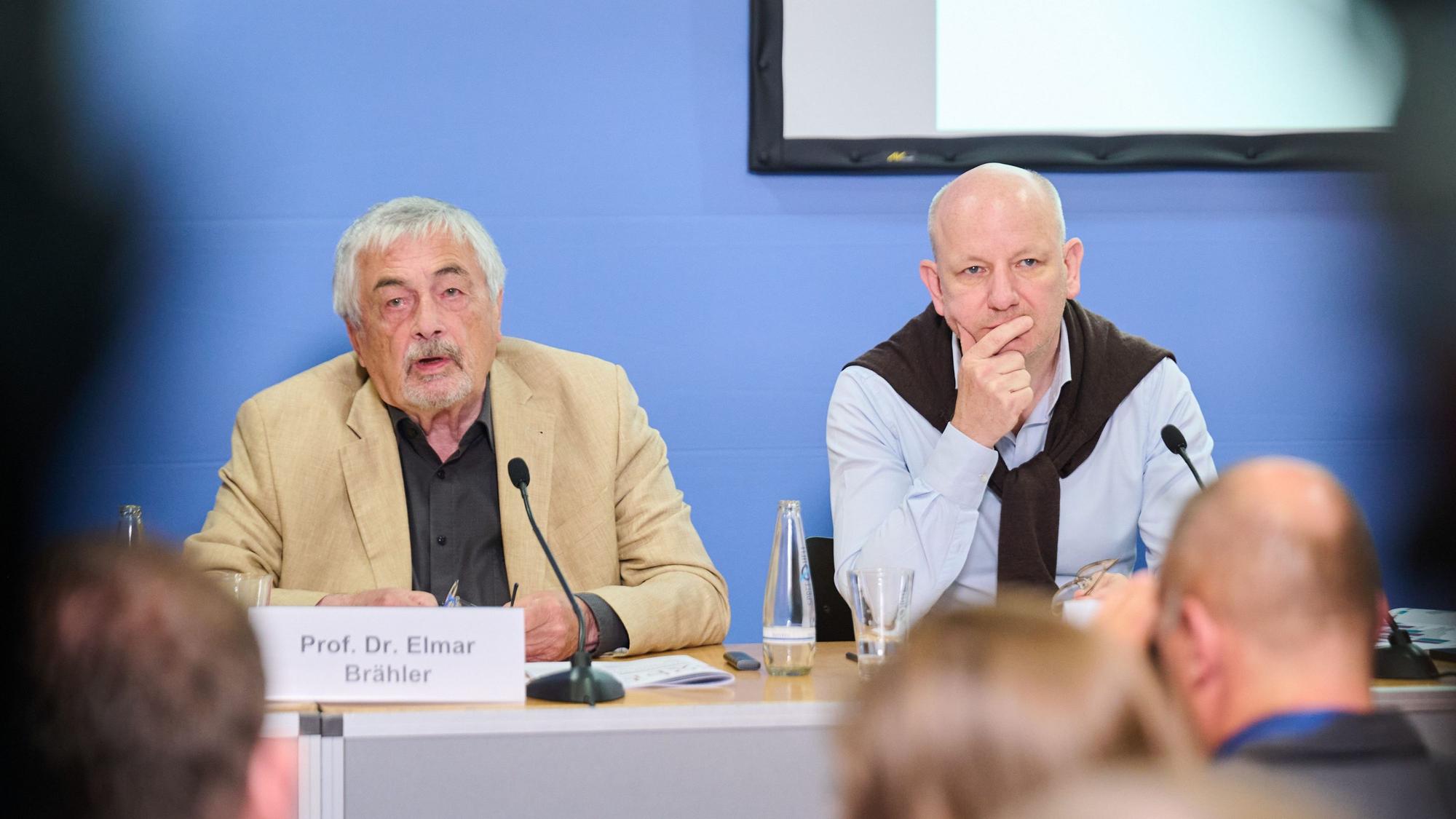 Elmar Brähler (l), ehemaliger Leiter der Abteilung für Medizinische Psychologie und Medizinische Soziologie an der Universität Leipzig und Elmar Oliver Decker, Direktor des Else-Frenkel-Brunswik-Instituts für Demokratieforschung in Sachsen an der Universität Leipzig erläutern die Ergebnisse ihrer Studie.