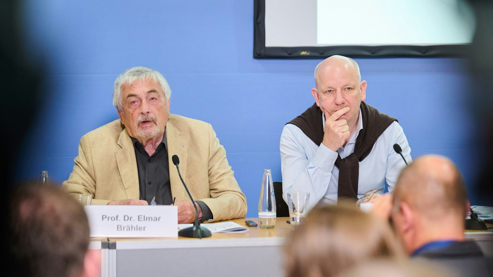 Elmar Brähler (l), ehemaliger Leiter der Abteilung für Medizinische Psychologie und Medizinische Soziologie an der Universität Leipzig und Elmar Oliver Decker, Direktor des Else-Frenkel-Brunswik-Instituts für Demokratieforschung in Sachsen an der Universität Leipzig erläutern die Ergebnisse ihrer Studie.