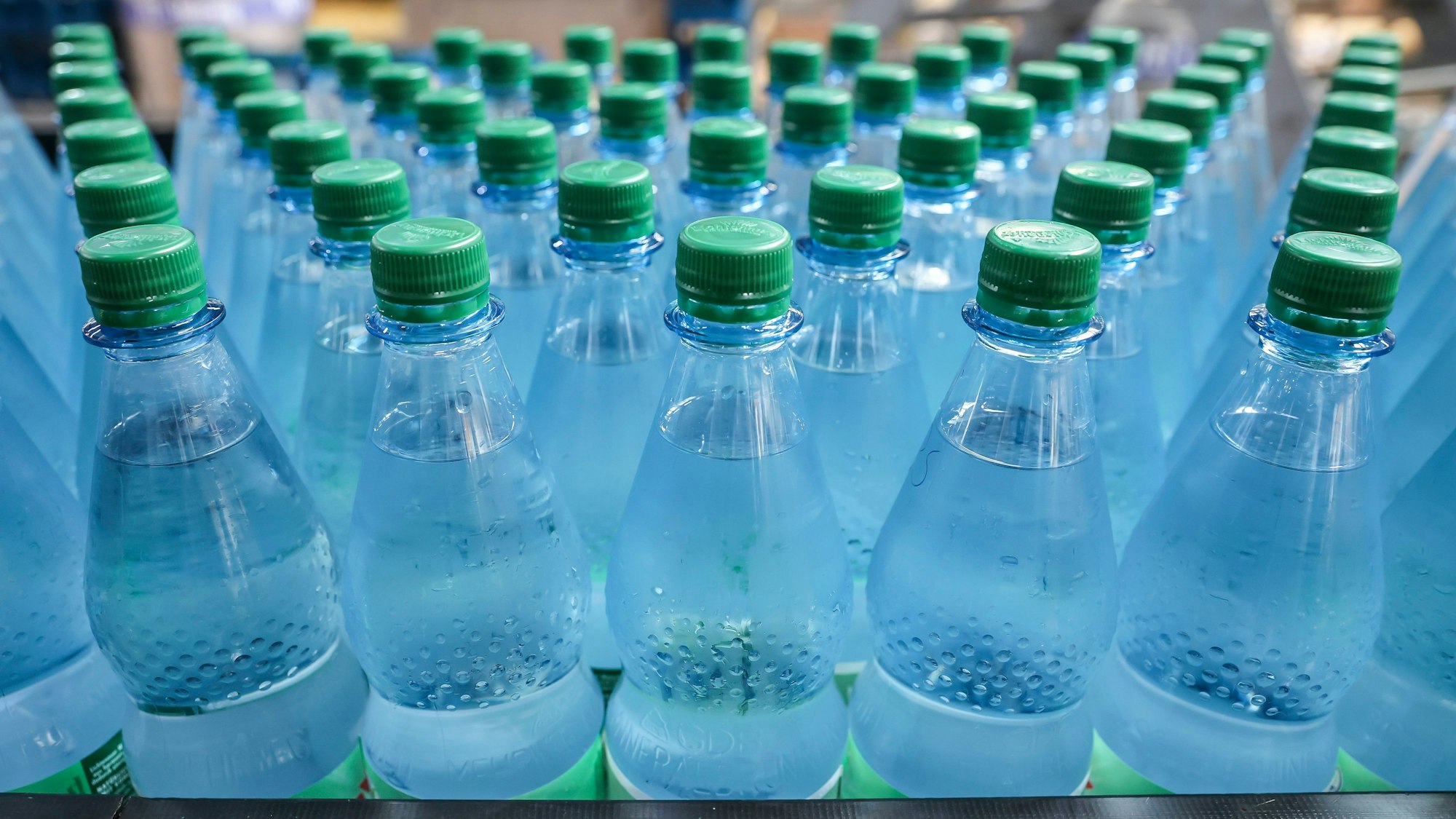 Aufgereihte Mineralwasserflaschen.
