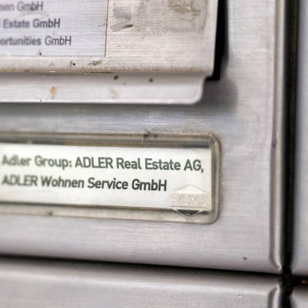 Berlin: Adler Real Estate steht auf einem Briefkasten von einem Gebäude von Adler Real Estate.