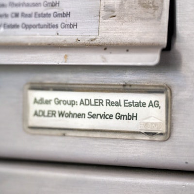Berlin: Adler Real Estate steht auf einem Briefkasten von einem Gebäude von Adler Real Estate.
