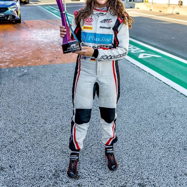 Rennfahrerin Carrie Schreiner hält den Siegerpokal in ihren Händen.