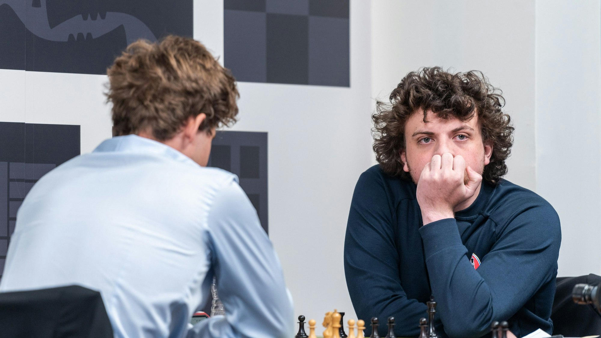 Magnus Carlsen (l) aus Norwegen sitzt Hans Niemann aus den USA in der dritten Runde vom Schachturnier Sinquefield Cup im Saint Louis Chess Club gegenüber.