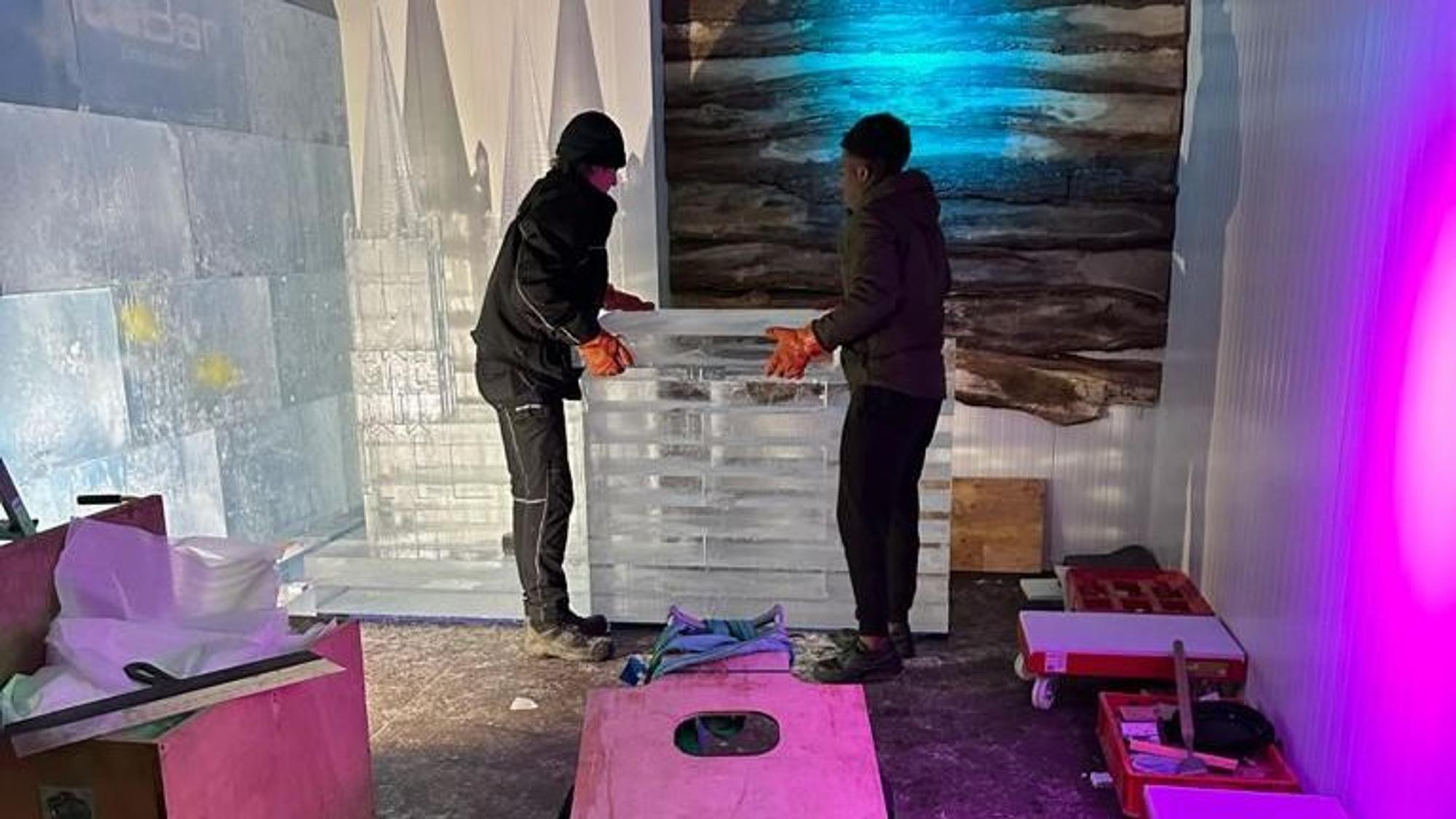 Harte Arbeit war der Aufbau der Ice Bar. Alle Eisblöcke mussten einzeln und mit einem kleinen Kran platziert werden.