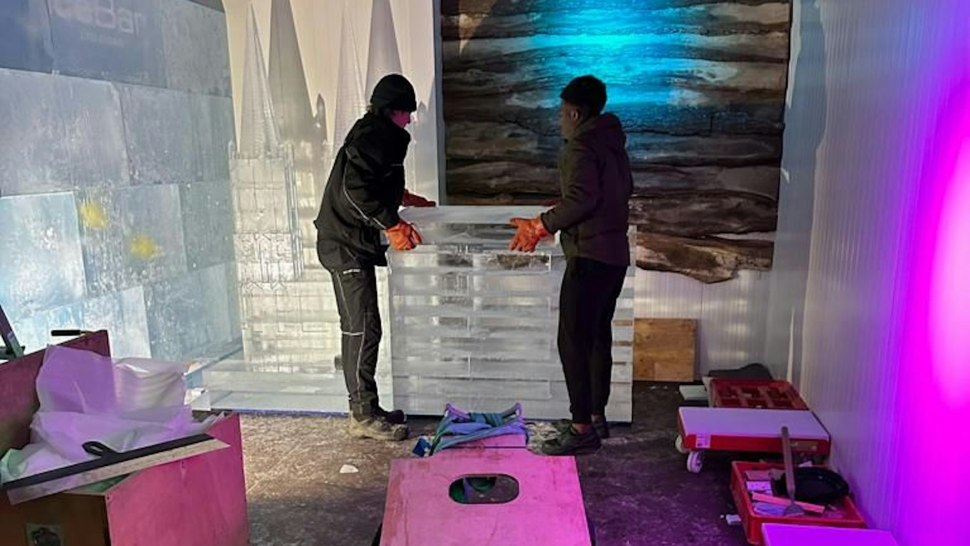 Harte Arbeit war der Aufbau der Ice Bar. Alle Eisblöcke mussten einzeln und mit einem kleinen Kran platziert werden.