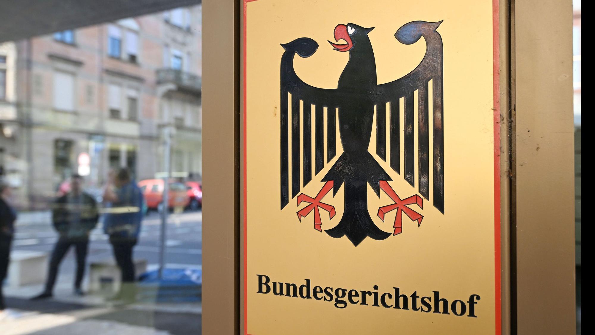 Ein Hinweisschild mit Bundesadler und dem Schriftzug "Bundesgerichtshof", aufgenommen vor dem Bundesgerichtshof (BGH).