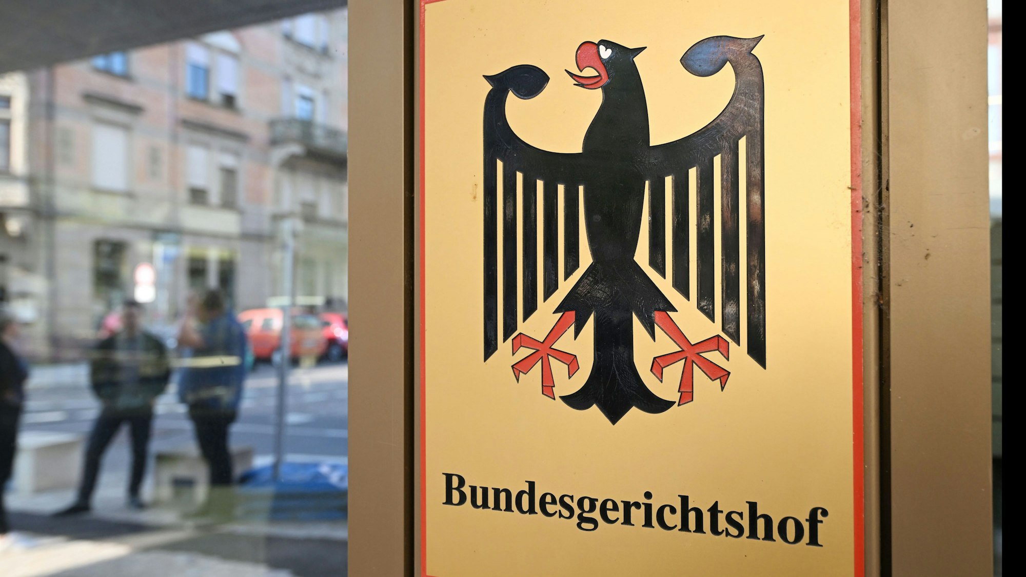 Ein Hinweisschild mit Bundesadler und dem Schriftzug "Bundesgerichtshof", aufgenommen vor dem Bundesgerichtshof (BGH).