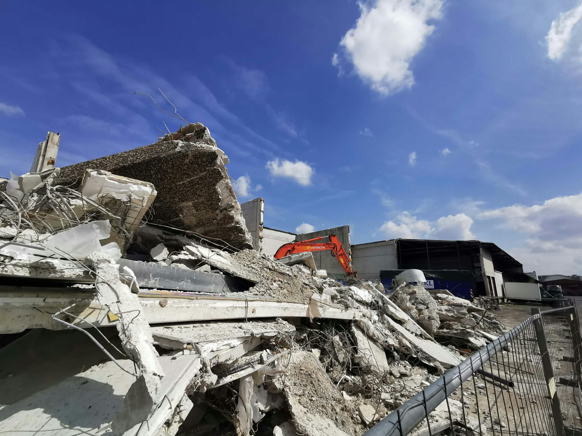 Bagger und Schutt sind auf dem Großmarkt-Gelände zu sehen.