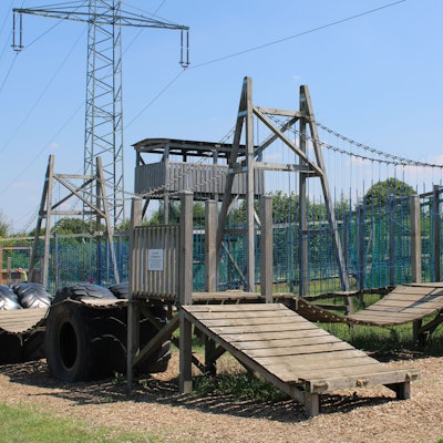 Das Bild zeigt einen Kletterparcours aus Holz.