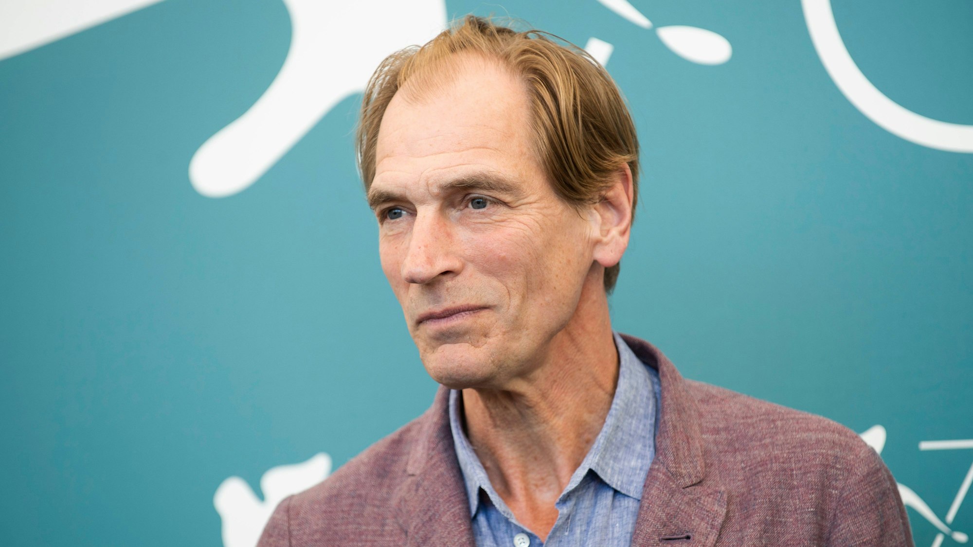 Der Schauspieler Julian Sands posiert für Fotografen beim Filmfestival von Venedig in Venedig. (Archivbild von 2019)