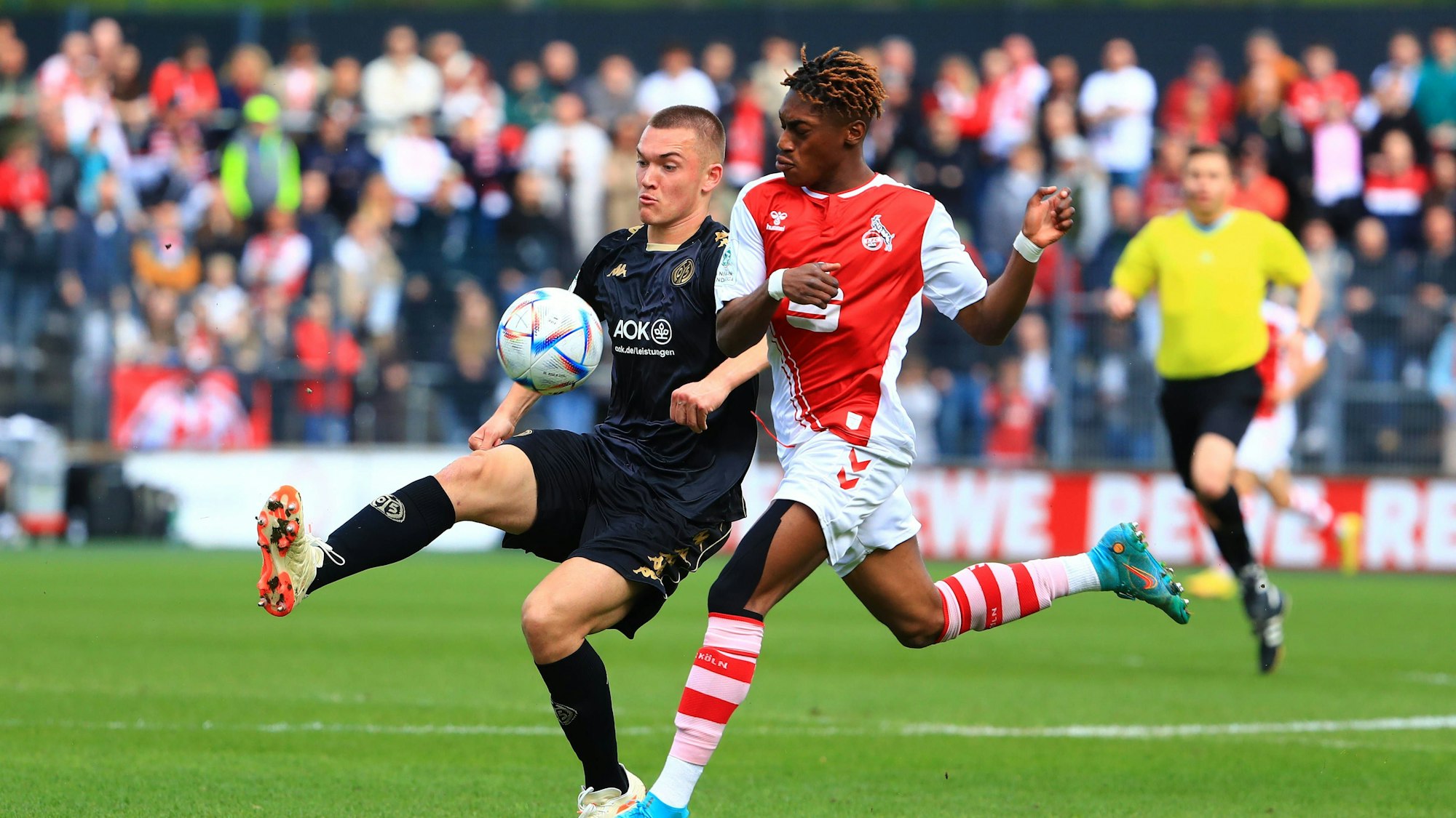 Philipp Schulz Mainz im Zweikampf mit Justin Diehl Koeln