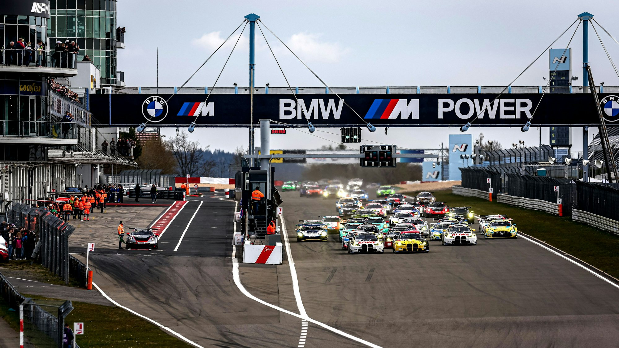 Start eines Langstrecken-Rennens am Nürburgring.