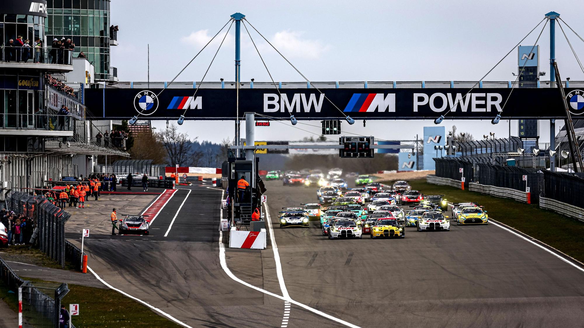 Start eines Langstrecken-Rennens am Nürburgring.