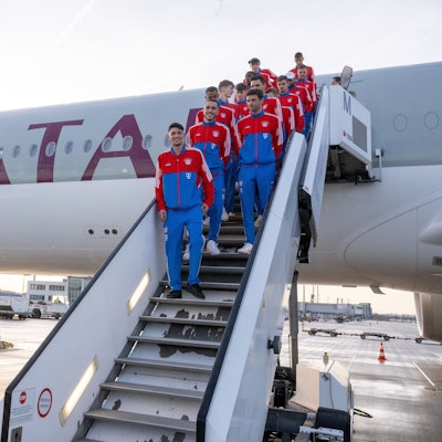 Die Spieler des deutschen Fußball-Bundesligisten FC Bayern München stehen auf der Treppe eines Flugzeugs der Fluglinie Qatar Airways auf dem Münchner Flughafen vor der Abreise ins Trainingslager nach Doha in Katar.