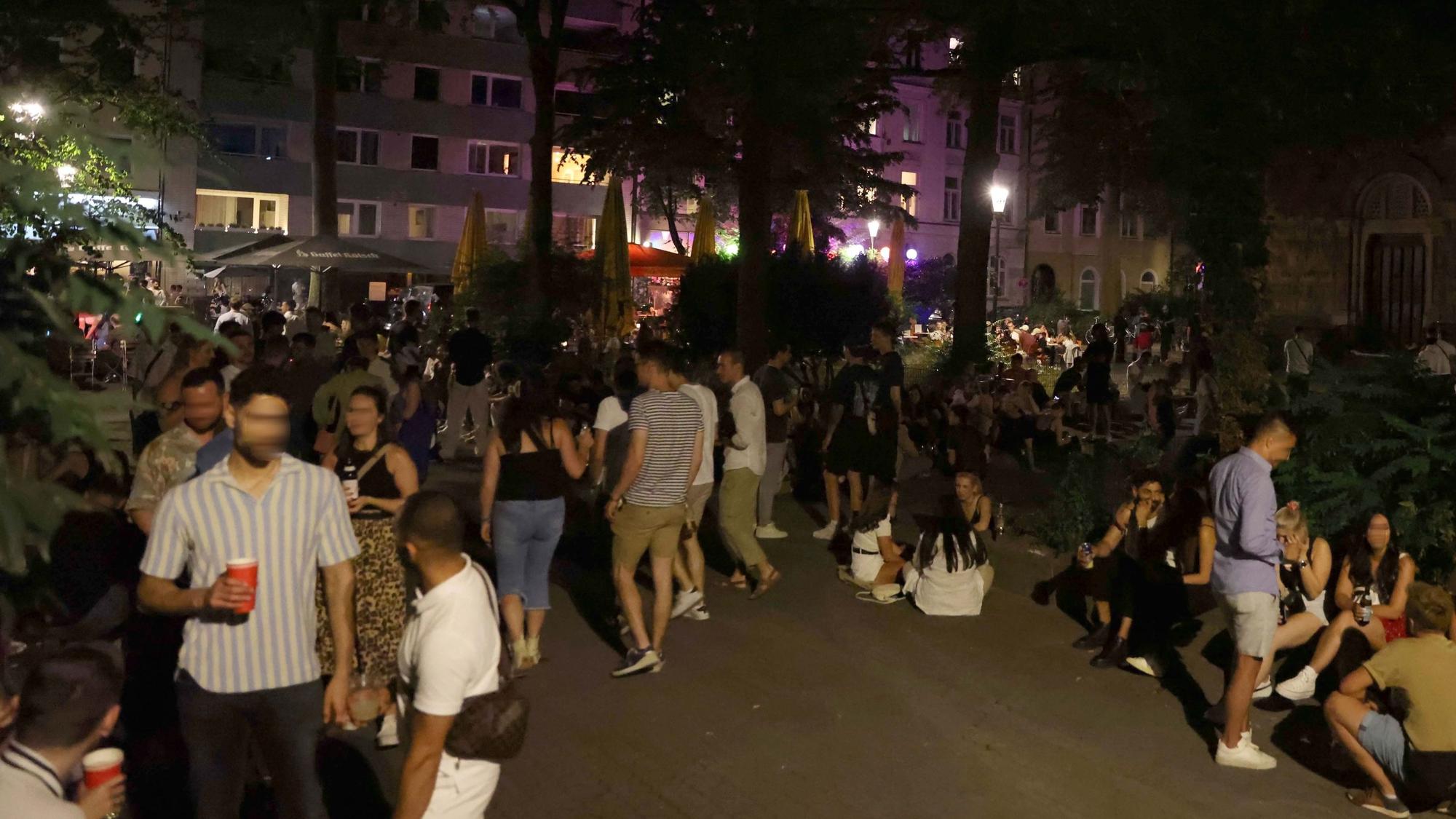 Eine große Gruppe junger Menschen sitzt auf dem Brüsseler Platz.