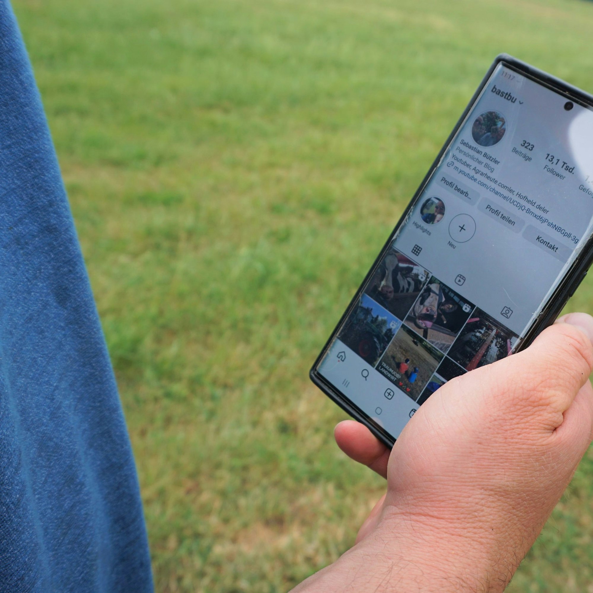 Sebastian Bützler zeigt auf dem Handy seinen Instagram-Account.