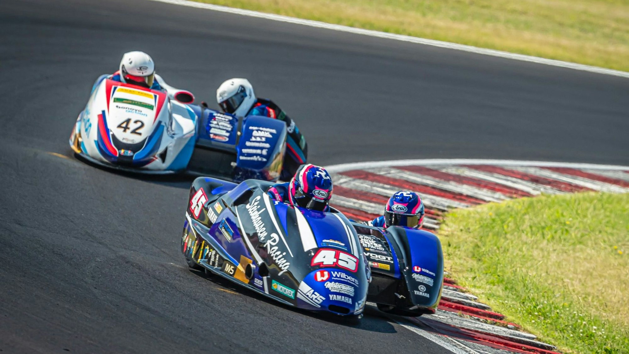 Szene aus einem Motorrad-Seitenwagen-Rennen