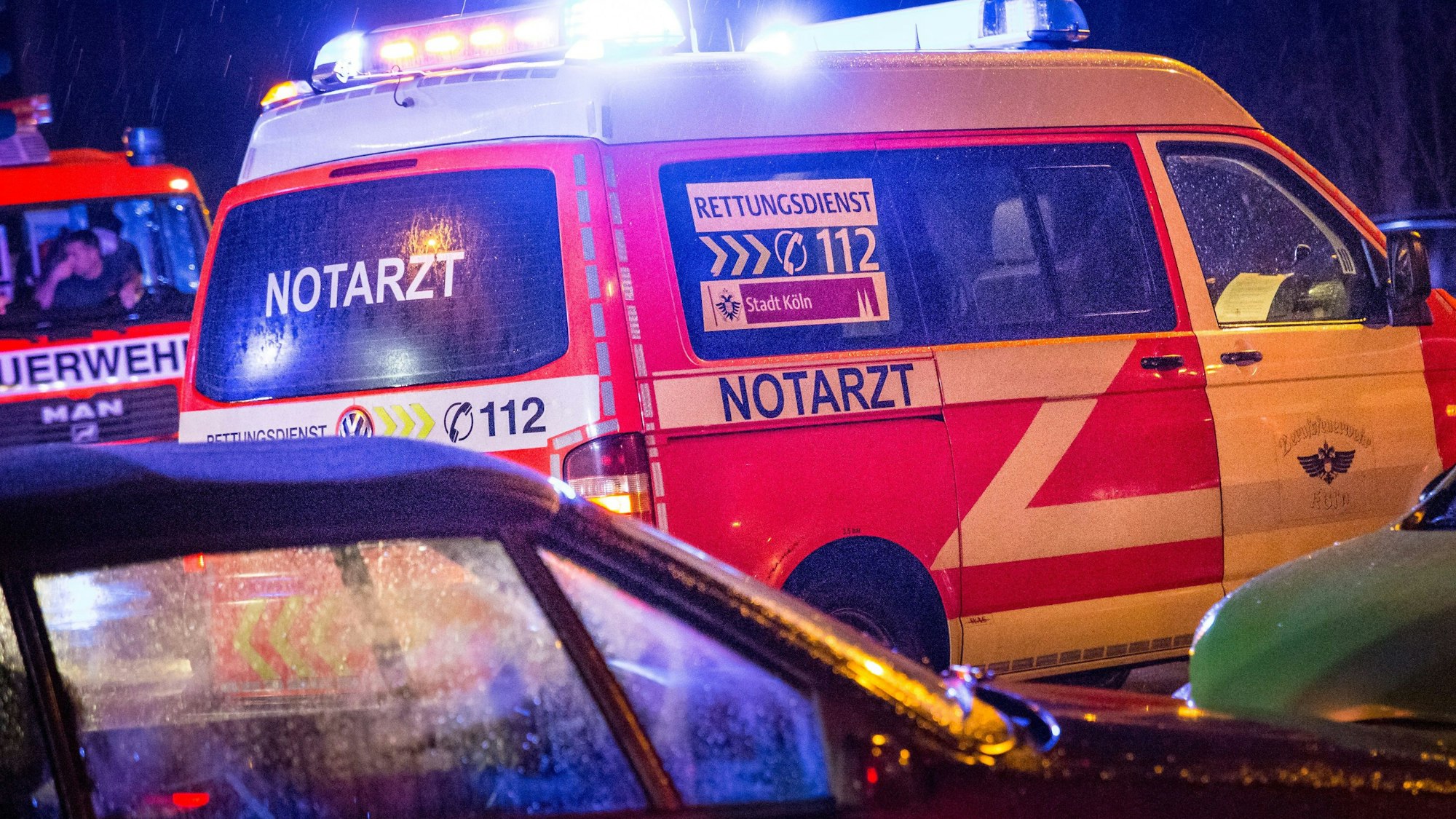 Fahrzeug eines Notarztes in der Nacht im Einsatz