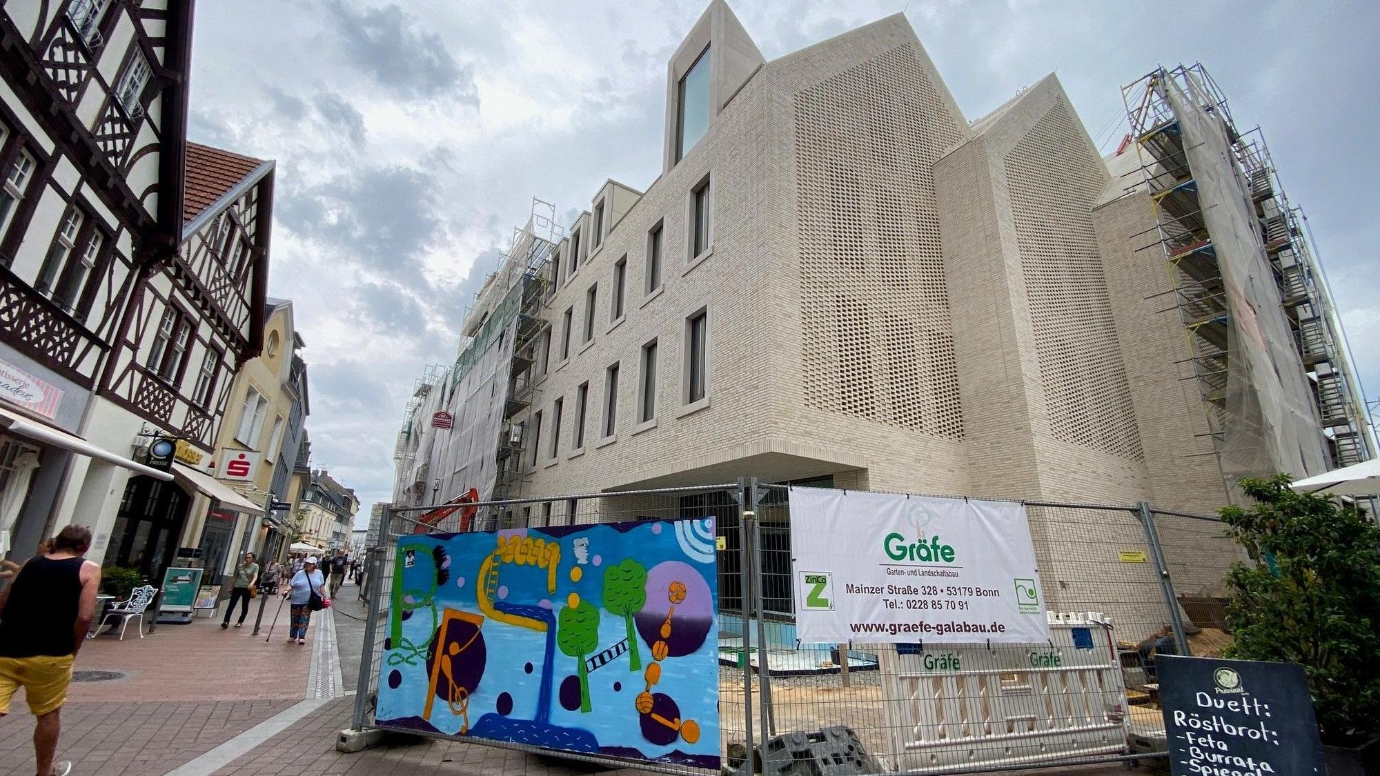Das neue Brühler Rathaus hat eine sandfarbene Fassade mit drei markanten Giebeln.