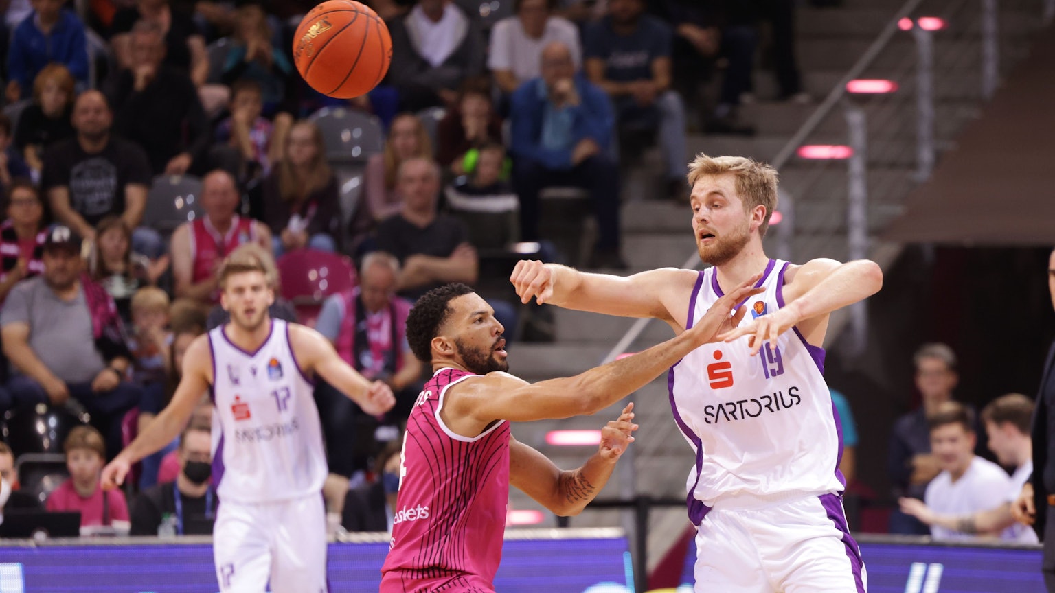 Till Pape wird von Deane Williams verteidigt.