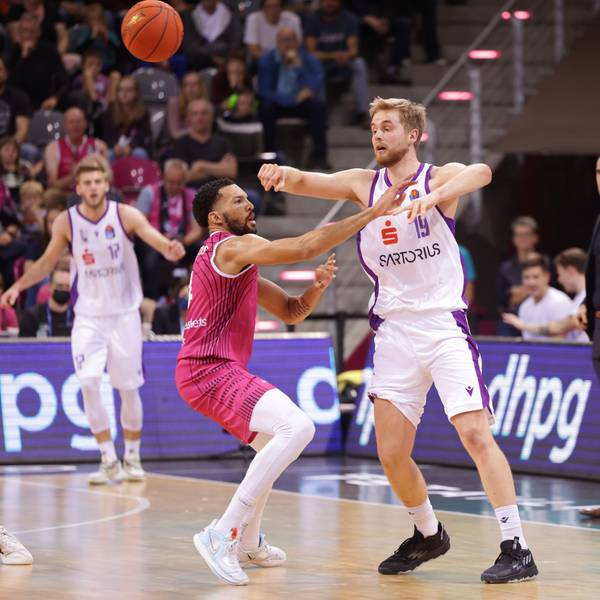 Till Pape wird von Deane Williams verteidigt.