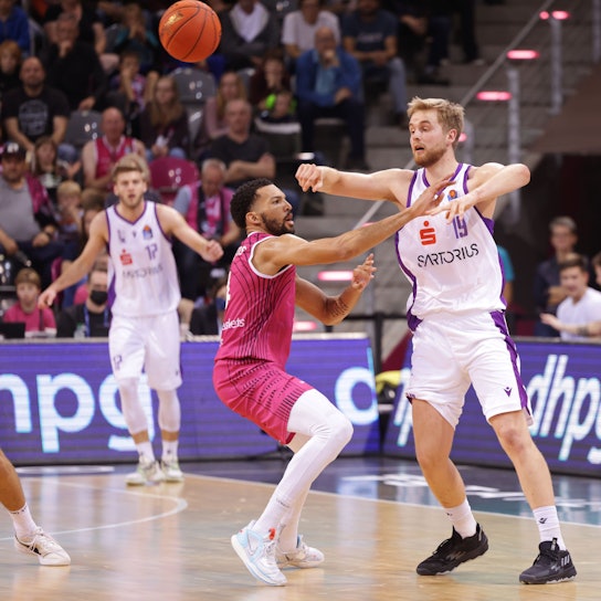 Till Pape wird von Deane Williams verteidigt.