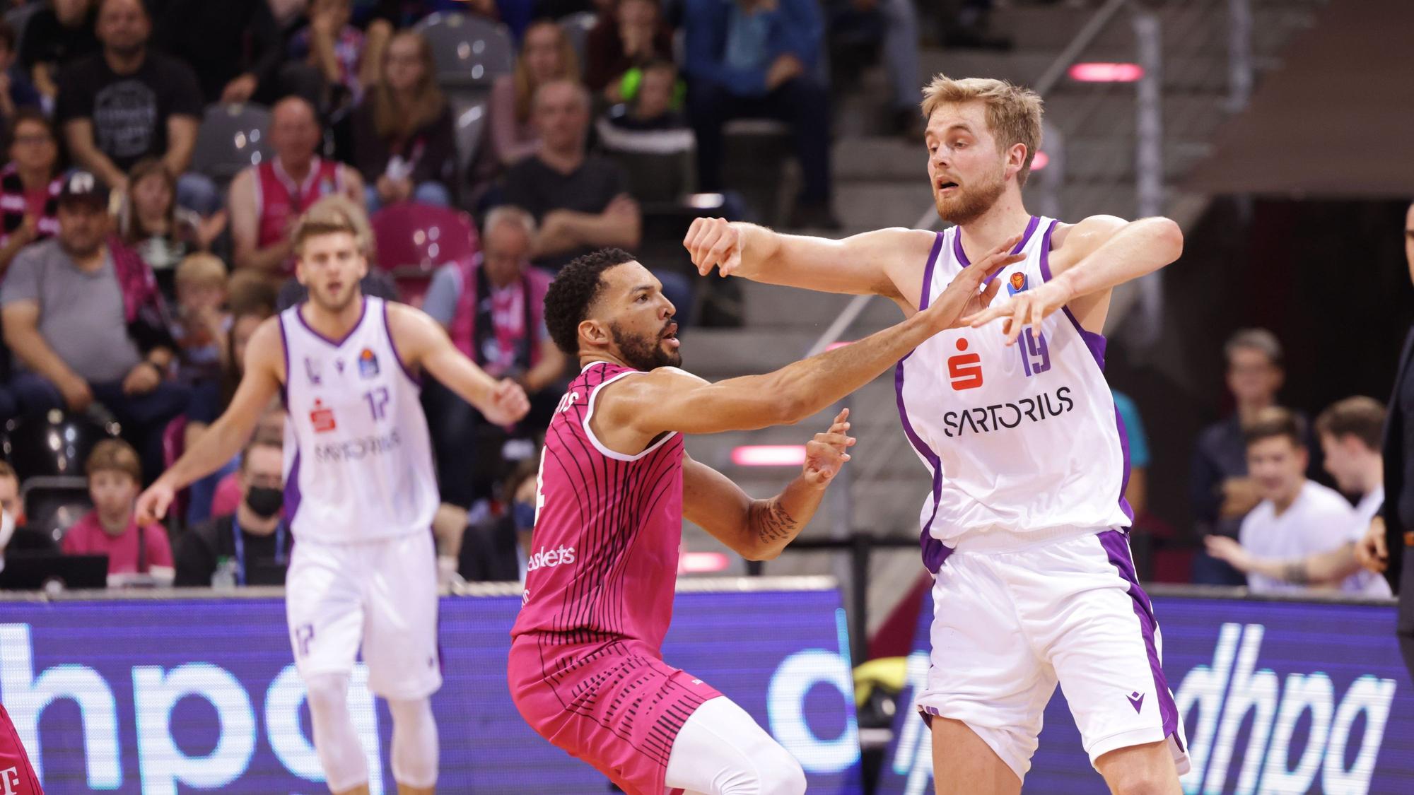 Till Pape wird von Deane Williams verteidigt.