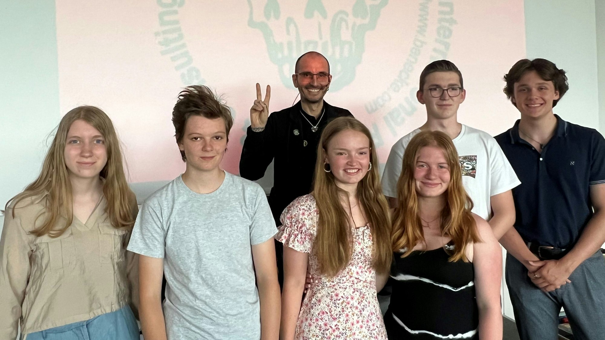 Teilnehmende Schülerinnen und Schüler der Sommerakademie in Gummersbach mit dem bekannte Kriminalbiologen Dr. Mark Benecke.