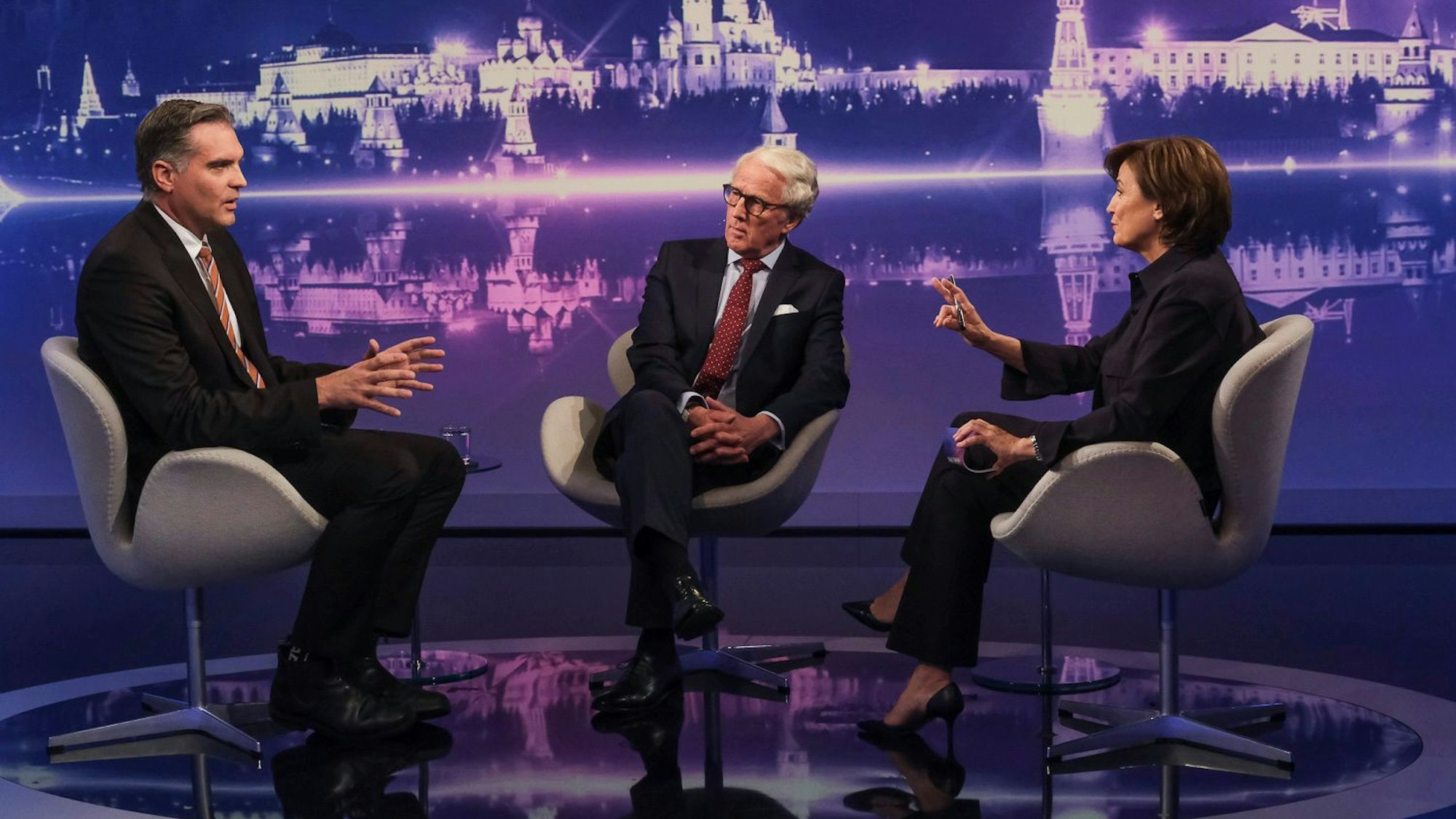 Journalist Frederik Pleitgen und Rüdiger von Fritsch, ehemaliger deutscher Botschafter in Moskau, diskutieren mit Sandra Maischberger über die Lage in Russland nach dem Aufstand von Jewgeni Prigoschin und seiner Wagner-Truppen.