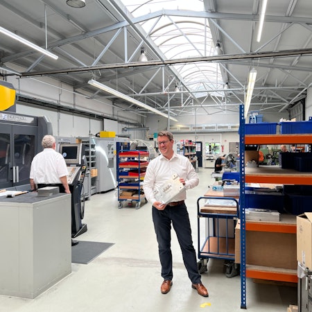 Der Overather Unternehmer Peter Barlog steht im Vordergrund, der Gründer hält sich im Hintergrund.