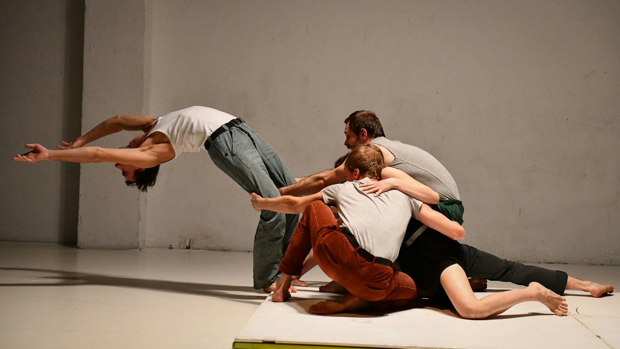 Ein getanztes Gemälde präsentieren Marie Gourdain/tYhle Company mit „Medúza“.