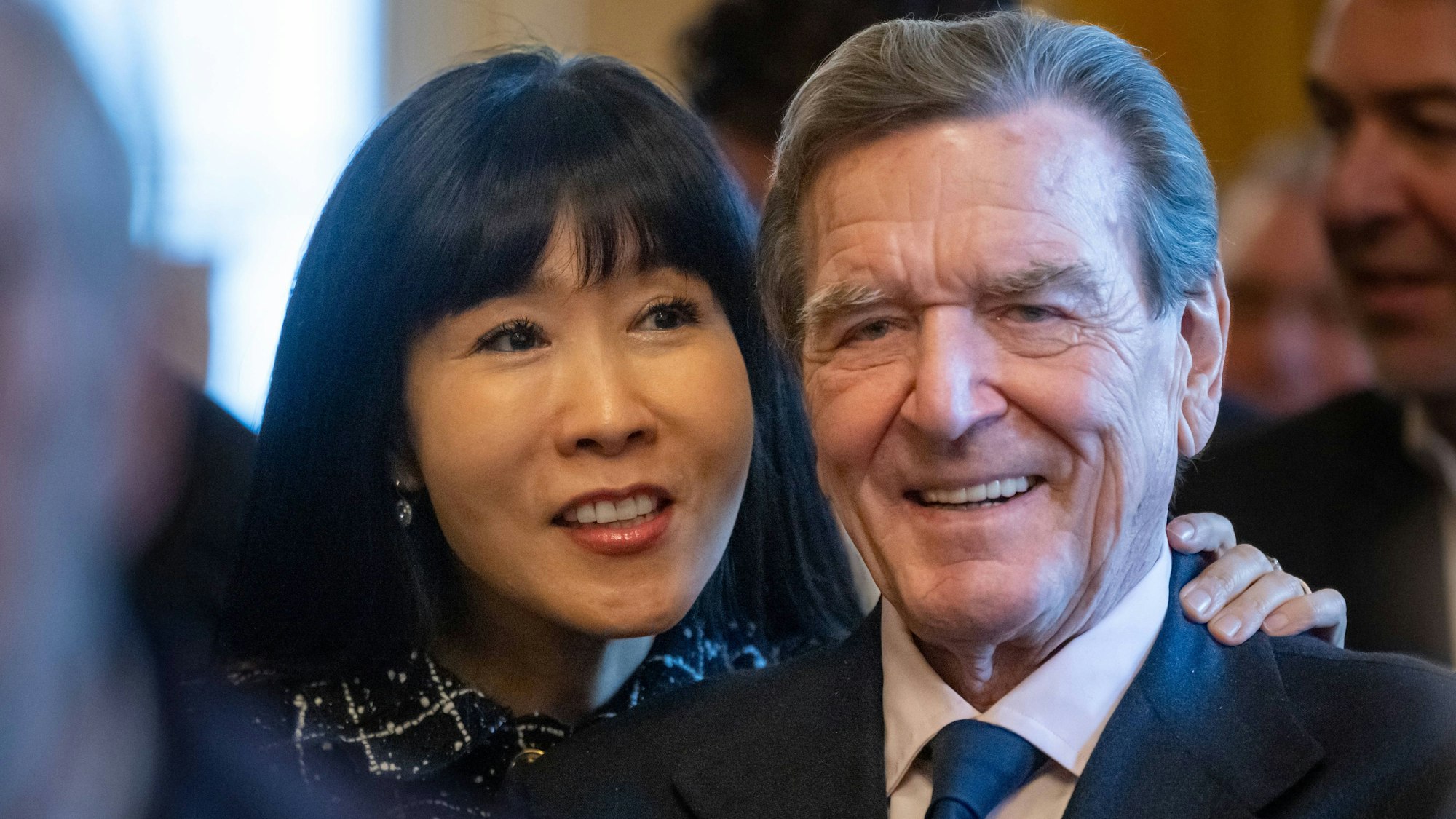 Altbundeskanzler Schröder im Meininger Theater Altbundeskanzler Gerhard Schröder SPD besucht mit seiner Ehefrau Soyeon Schröder-Kim im Staatstheater Meiningen vor der La Boheme-Inszenierung des Künstlers Markus Lüpertz.