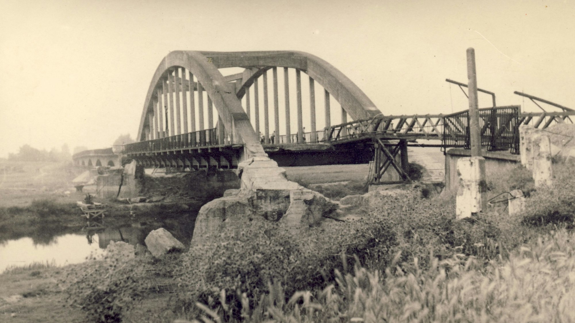 Blick von Friedrich-Wilhelms-Hütte in Richtung Menden auf die Siegbrücke mit Kriegsschäden.