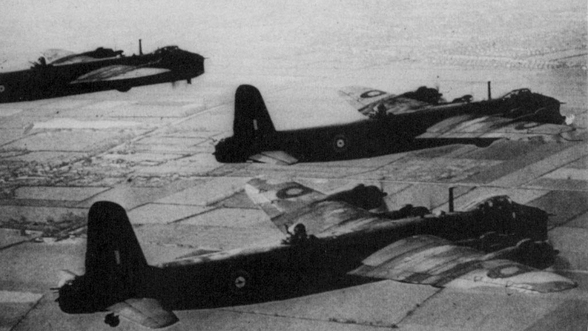 Zweiter Weltkrieg: Britische Bomber im Anflug auf Köln: ein Stirling an der Spitze der schweren Bomber