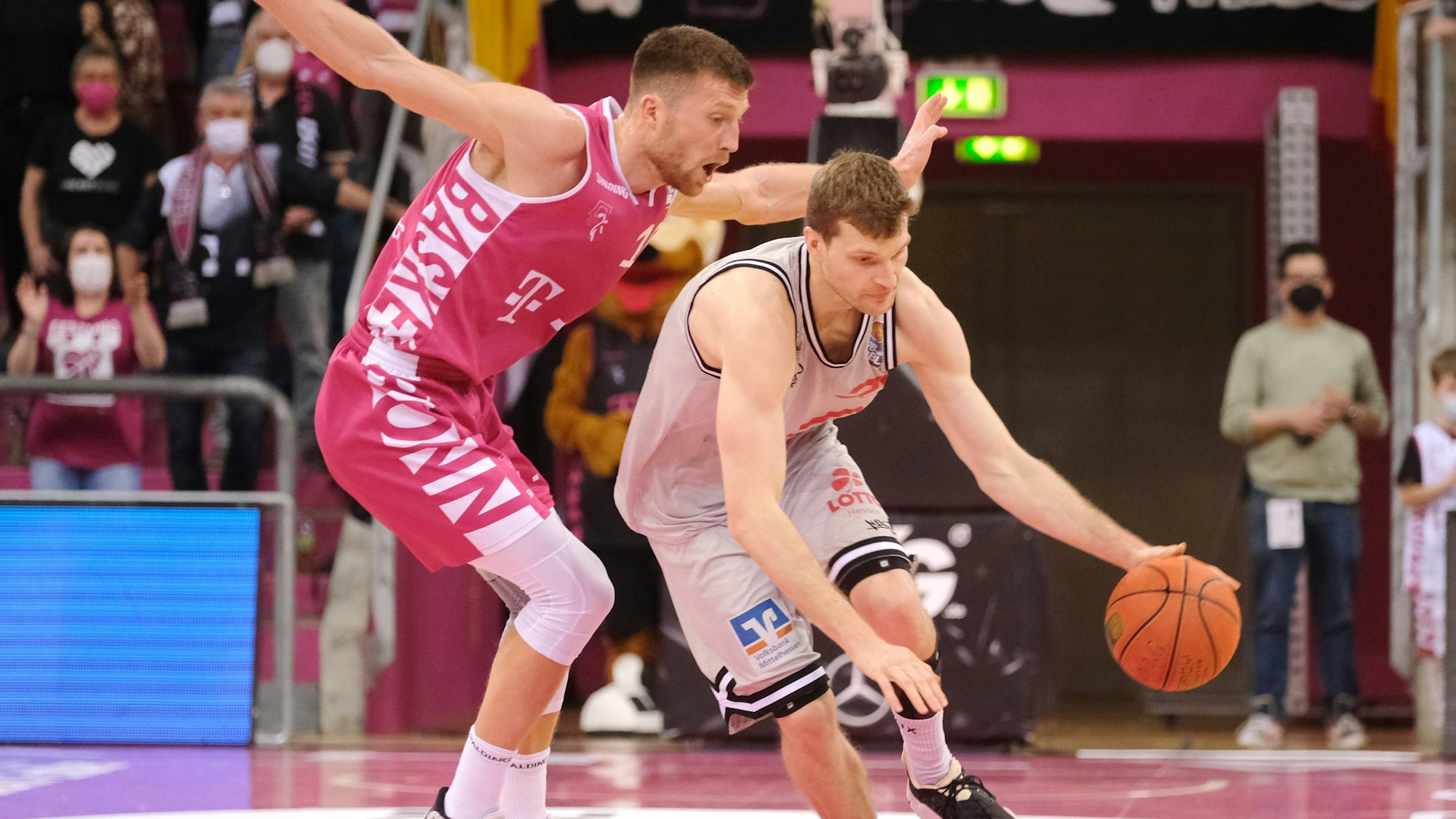 Saulius Kulvietis verteidigt Florian Koch, der den Ball hat.