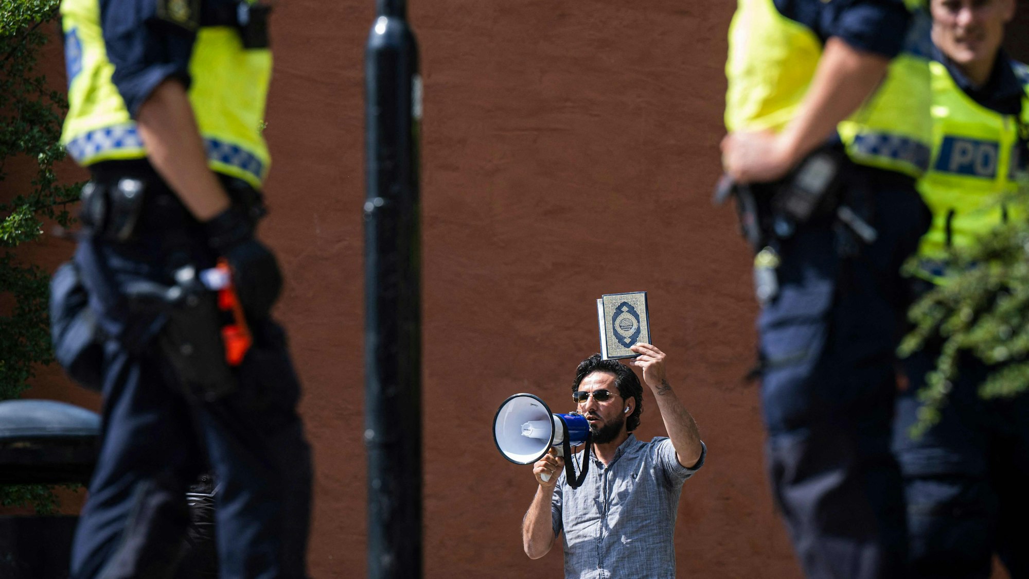 Heikler Protest: Salwan Momika in Stockholm mit dem Koran in der Hand.