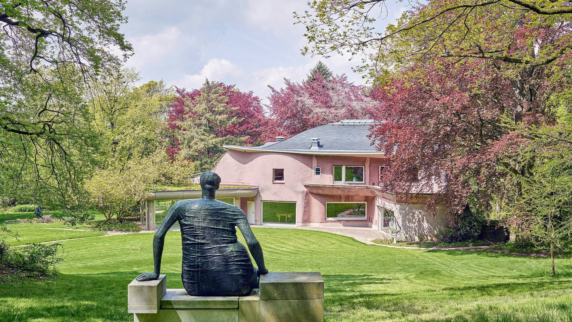 „Sitzende“ von Henry Moore (1957/58), Cragg Foundation, Skulpturenpark Waldfrieden in Wuppertal