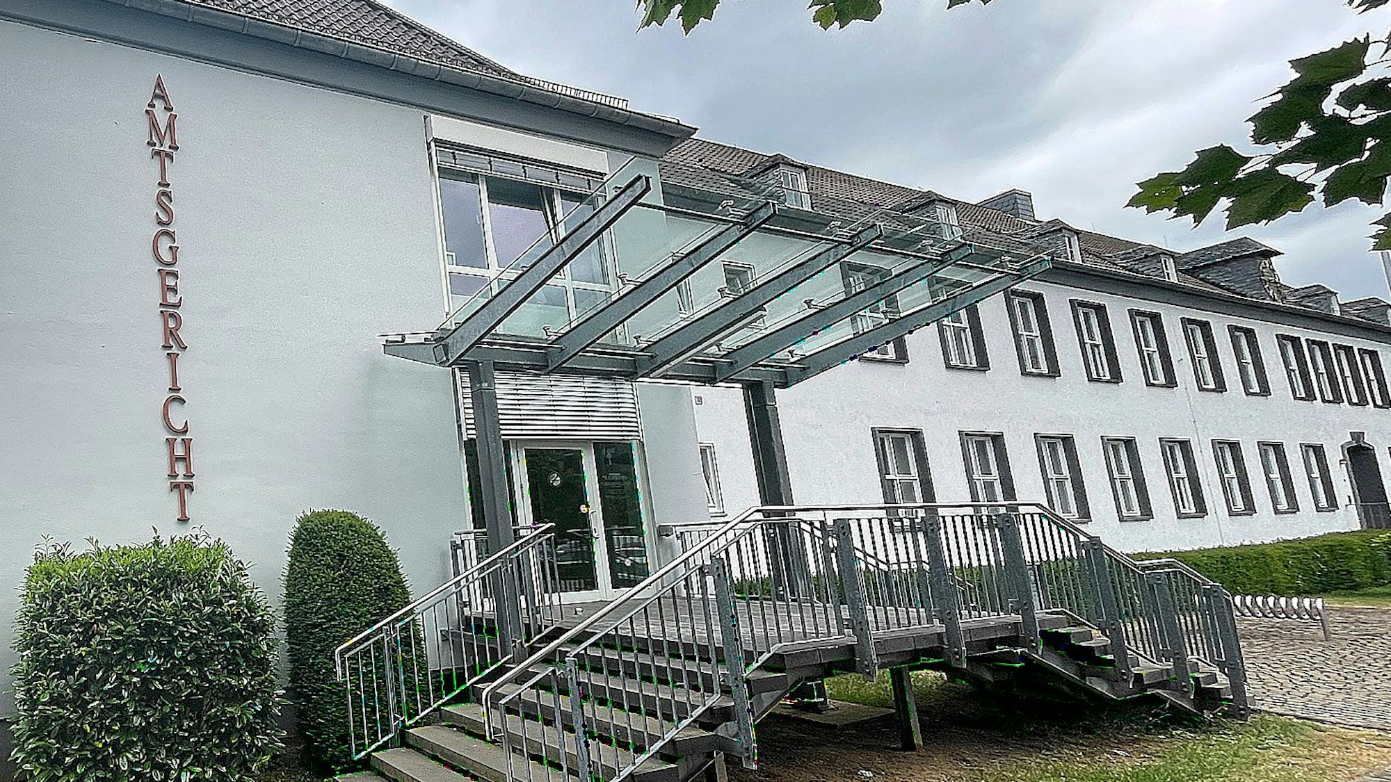 Das Bild zeigt die Außenansicht des Amtsgerichts Schleiden.
