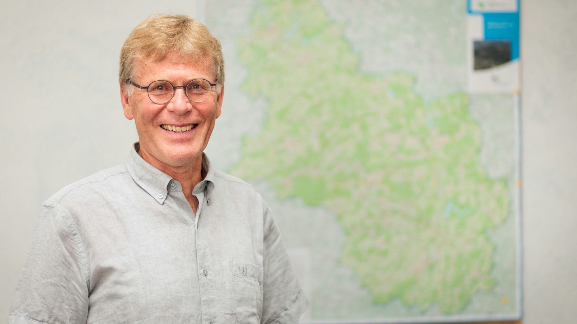 Porträt eines Mannes, im Hintergrund die Karte des Oberbergischen Kreises.