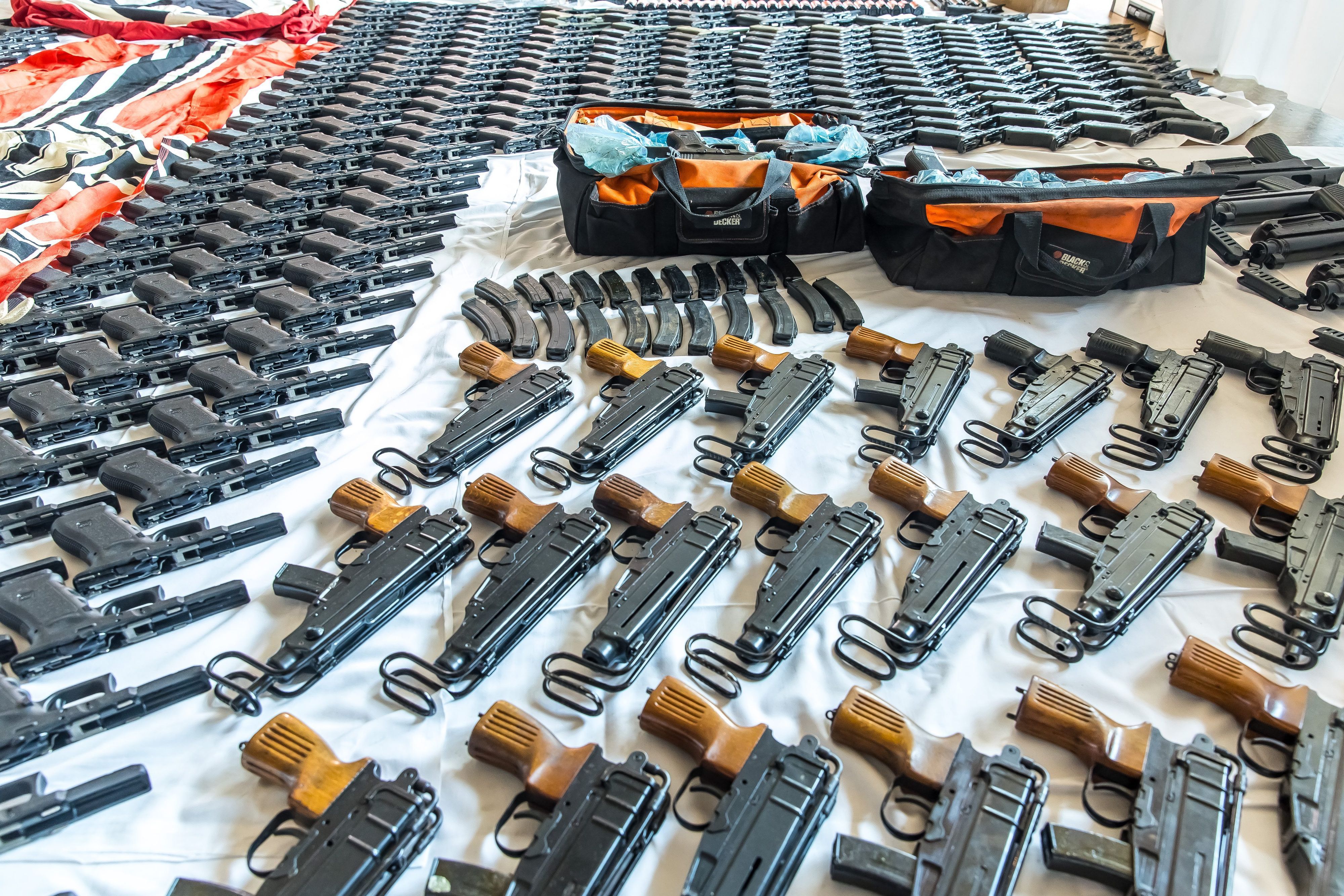 Razzia unter rechten Rockern: Maschinenpistolen, Pistolen, 60.000 Euro Bargeld und zahlreiche andere Gegenstände wurden sichergestellt.